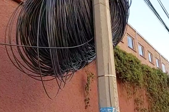 Varios metros de cable “colgados” de la infraestructura urbana, ponen en peligro a vecinos de Tomasa Estévez
